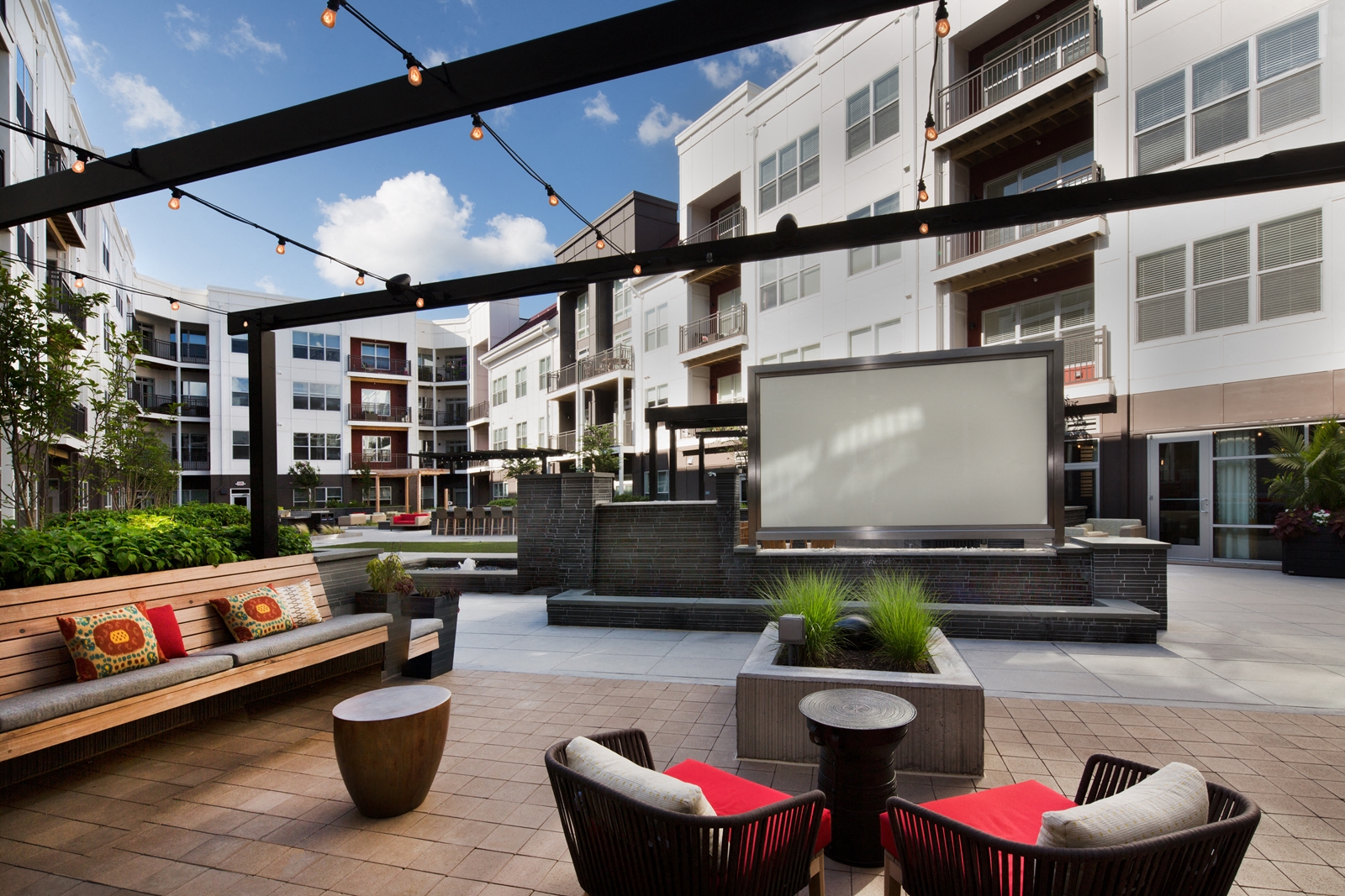 Luxury apartment community courtyard and outdoor resident lounge area at Station 650 in Alexandria, VA.